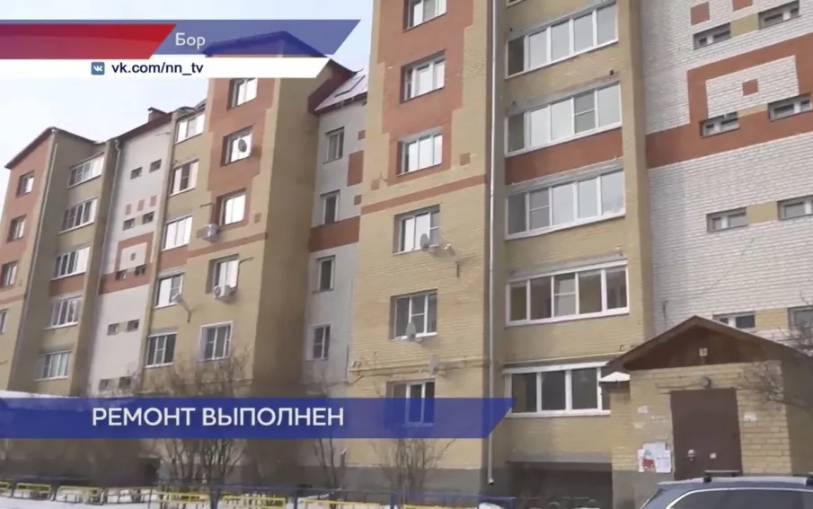 На отсутствие ремонта в подъезде пожаловались жильцы дома № 17 в микрорайоне «Красногорка» на Бору